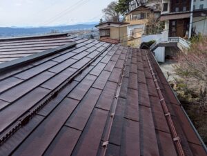 茅野市上原で屋根塗装をしました。しっかり光沢で持ちの良い塗料を使用
