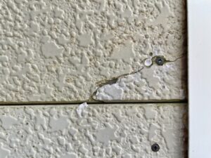 長野の寒さが招く「凍害（爆裂）」とは？サイディングのひび・剥がれの直し方